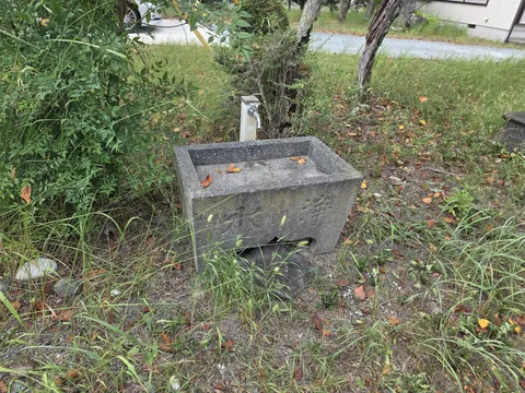 境内の一角に残る石の手水鉢。
