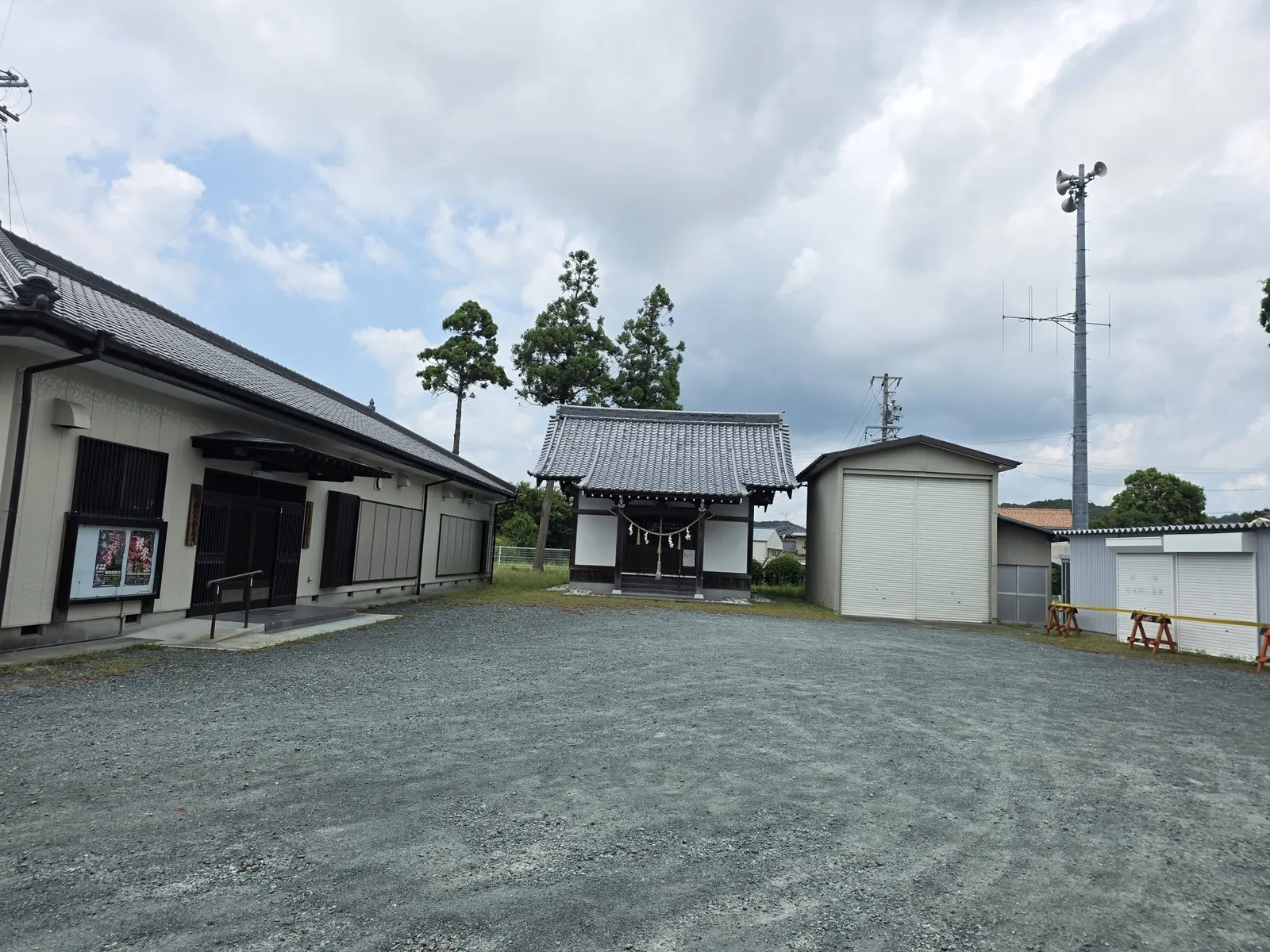 境内奥から社殿と周辺の建物を望む。