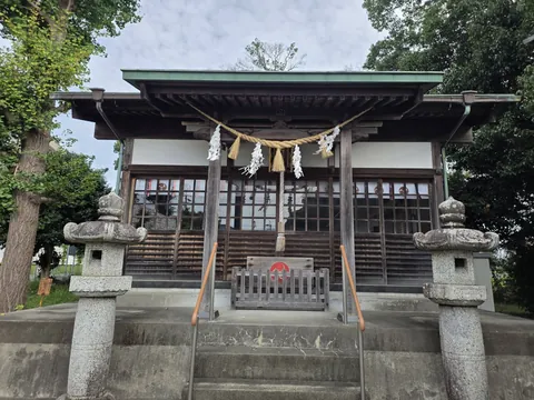 天御子神社：社殿正面。向拝に注連縄と紙垂を張り、正面に木製の格子戸を立てる。