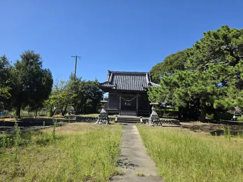 八幡神社：参道の正面に建つ八幡神社の社殿。