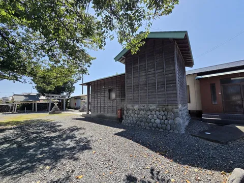 境内の樹木と八幡神社の社殿。