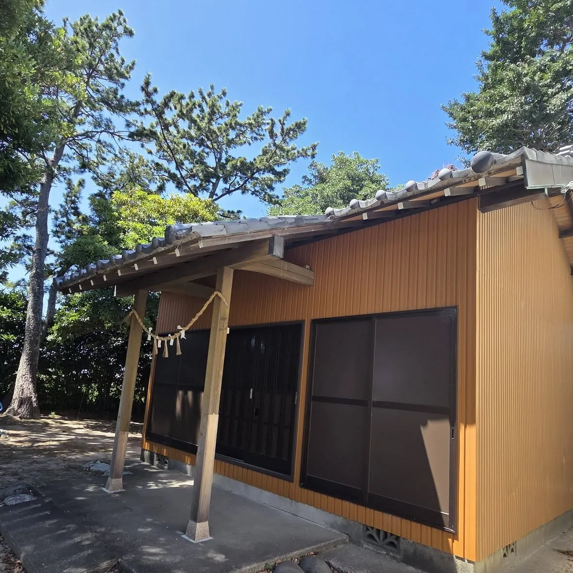 木立に鎮座する社殿。