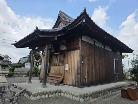 八幡神社の隣に建つ御嶽神社の社殿を斜め前方から見る。