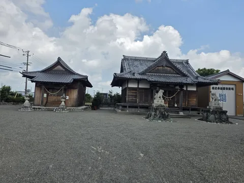 八幡神社：同じ境内に並ぶ御嶽神社（左）と八幡神社（右）の社殿。