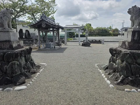 狛犬の間から鳥居と境内入口を望む。