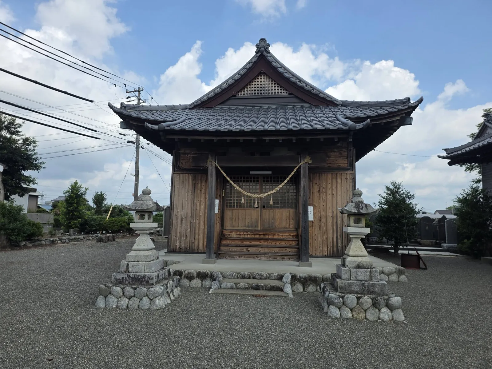 石灯籠を前に建つ御嶽神社の社殿正面。