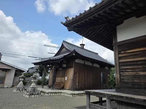 八幡神社の社殿脇から御嶽神社を望む。