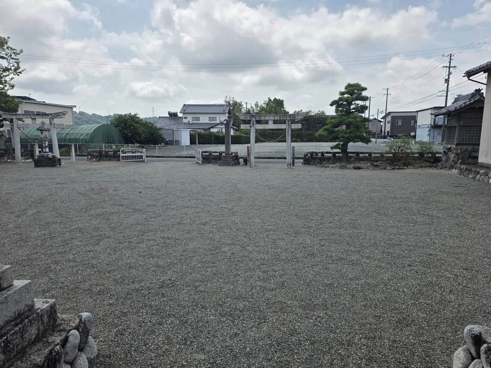 境内奥から二つの鳥居と社殿を望む。