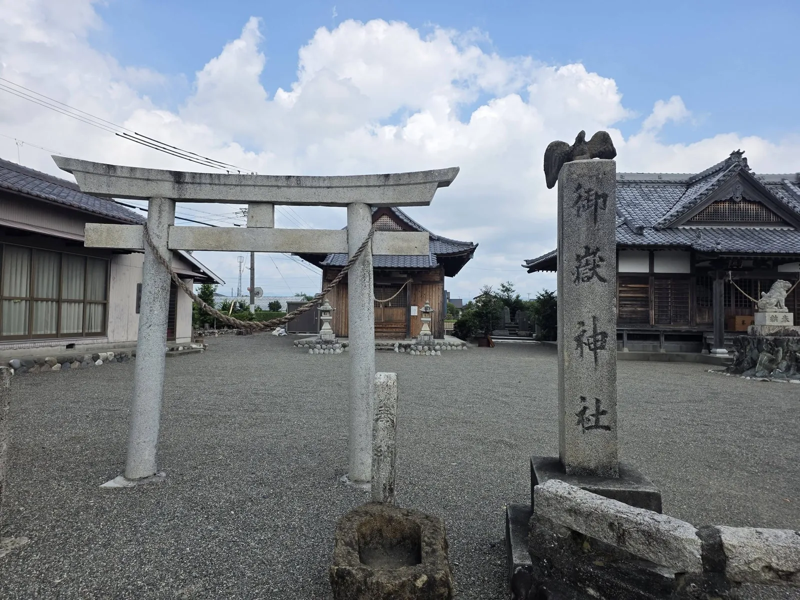 社号標と鳥居の先に八幡神社・御嶽神社の社殿が並ぶ。