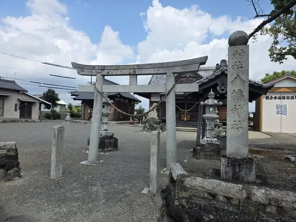 境内入口の鳥居と、同じ境内に並ぶ二つの社殿。