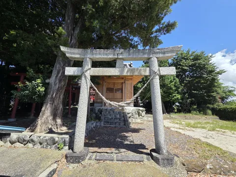 鳥居から望む八幡神社の社殿。