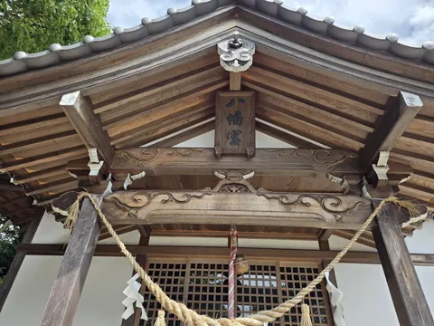 石段の途中から見上げた石造鳥居の正面。注連縄が掛けられている。