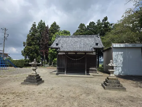 石灯籠の間から社殿を望む。