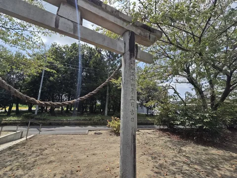 注連縄を掛けた石造鳥居。