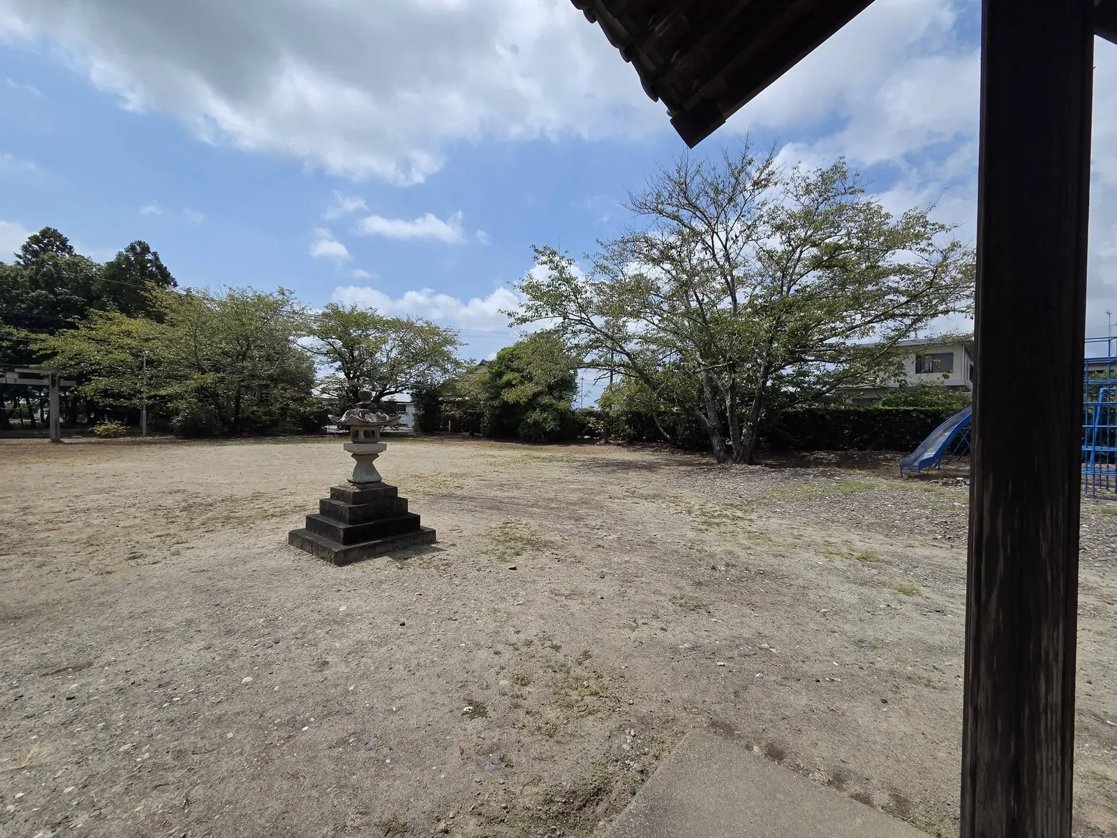 社殿脇から石灯籠の並ぶ境内を望む。