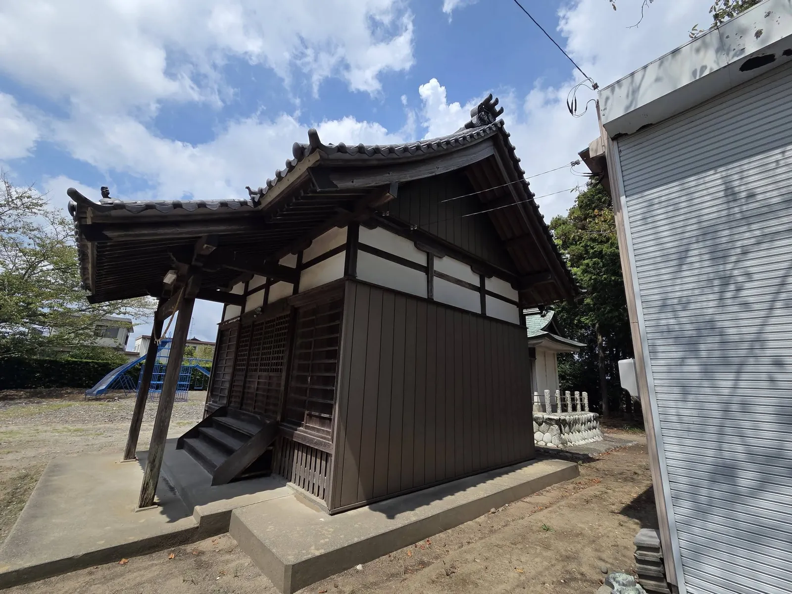 社殿側面と向拝を斜めから見る。