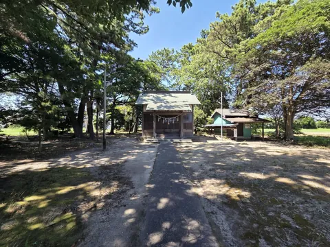 八幡神社：境内正面から見た八幡神社の社殿。