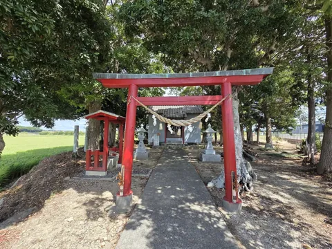 八王子神社：参道正面から見た朱色の鳥居。注連縄と紙垂が掛かり、奥に社殿が見える。