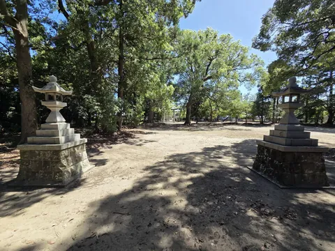 鳥居から続く参道。
