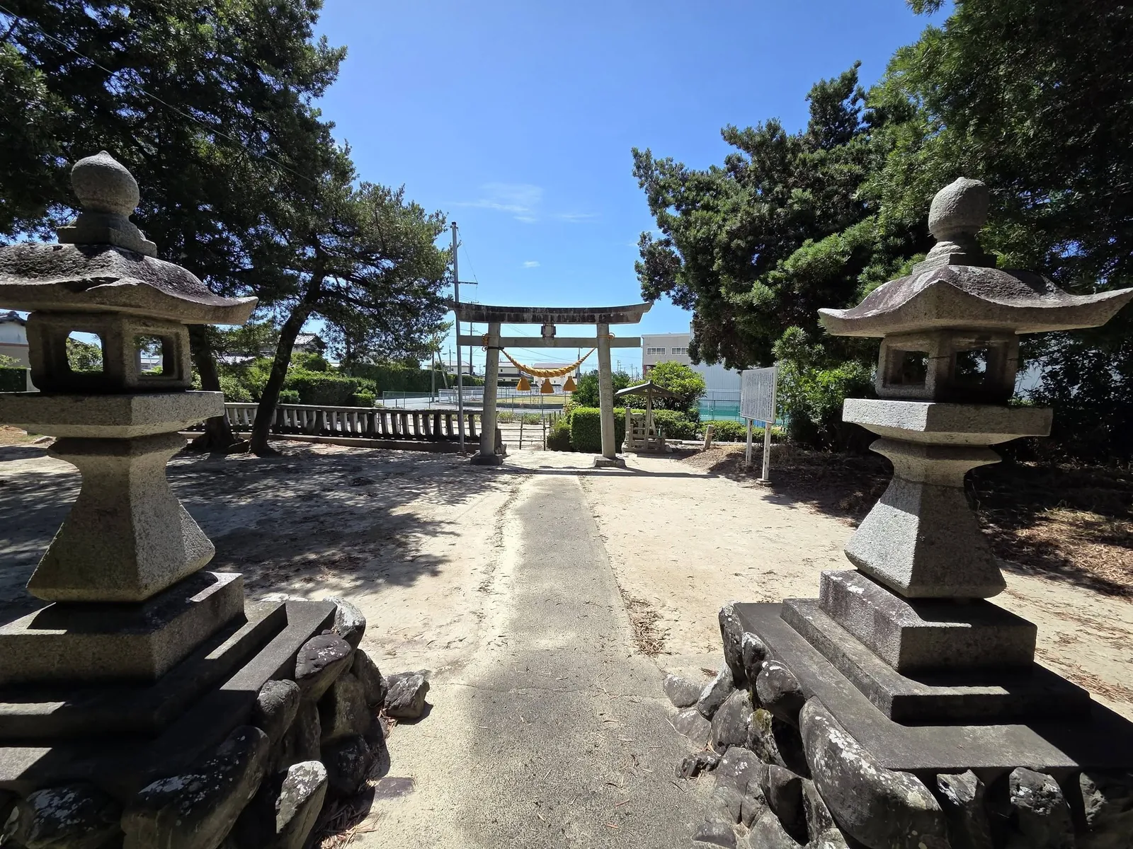 社殿側から石灯籠と鳥居の方向を望む。