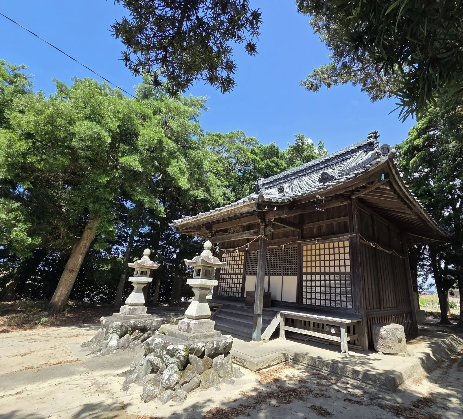 石灯籠とともに見る八王子神社の社殿。