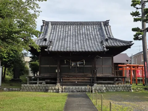 白山神社：参道正面から見た白山神社の社殿。