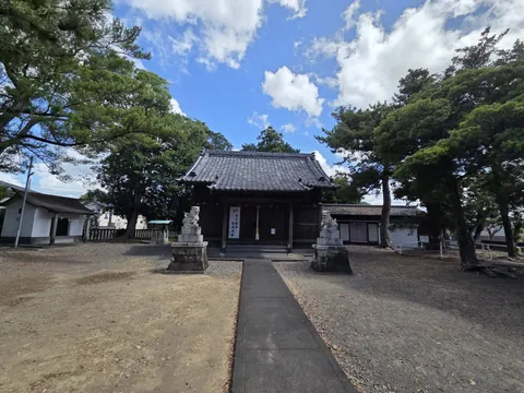 参道正面から見た白山神社の社殿。