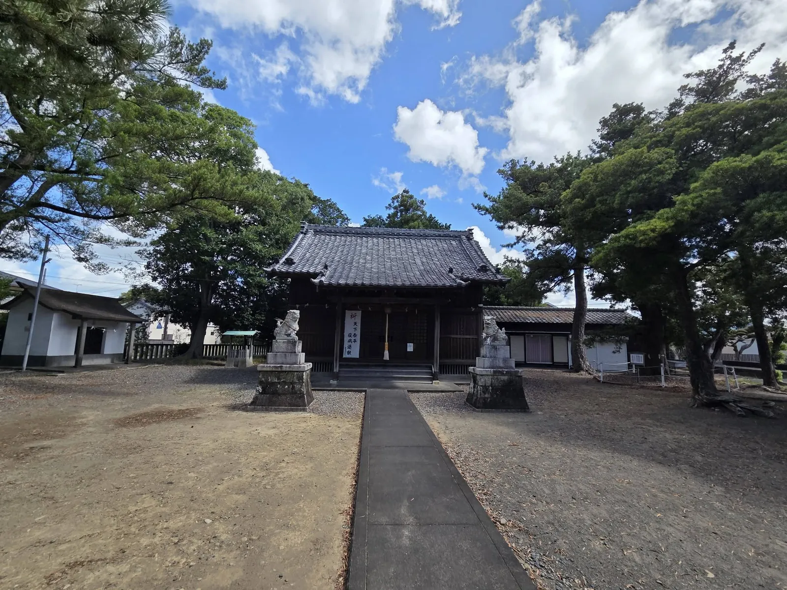 参道正面から見た白山神社の社殿。