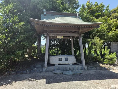 境内の手水舎。