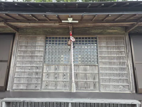 注連縄を掛けた社殿正面の木格子。