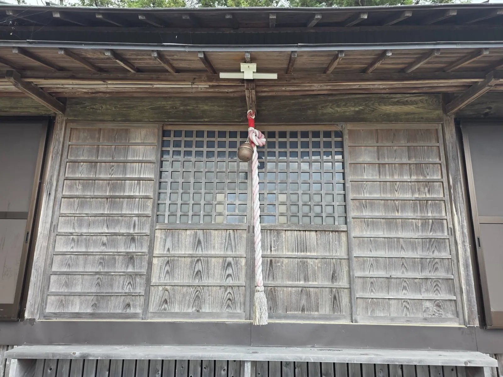 注連縄を掛けた社殿正面の木格子。