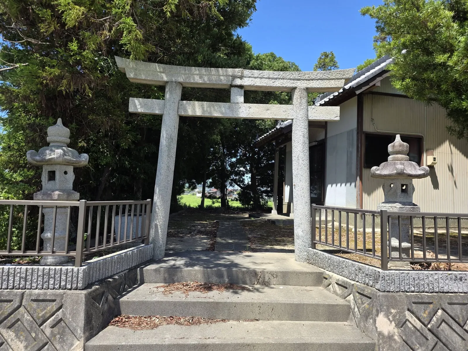 石宮神社の石鳥居と石灯籠。