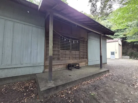 社殿正面を反対側から見る。