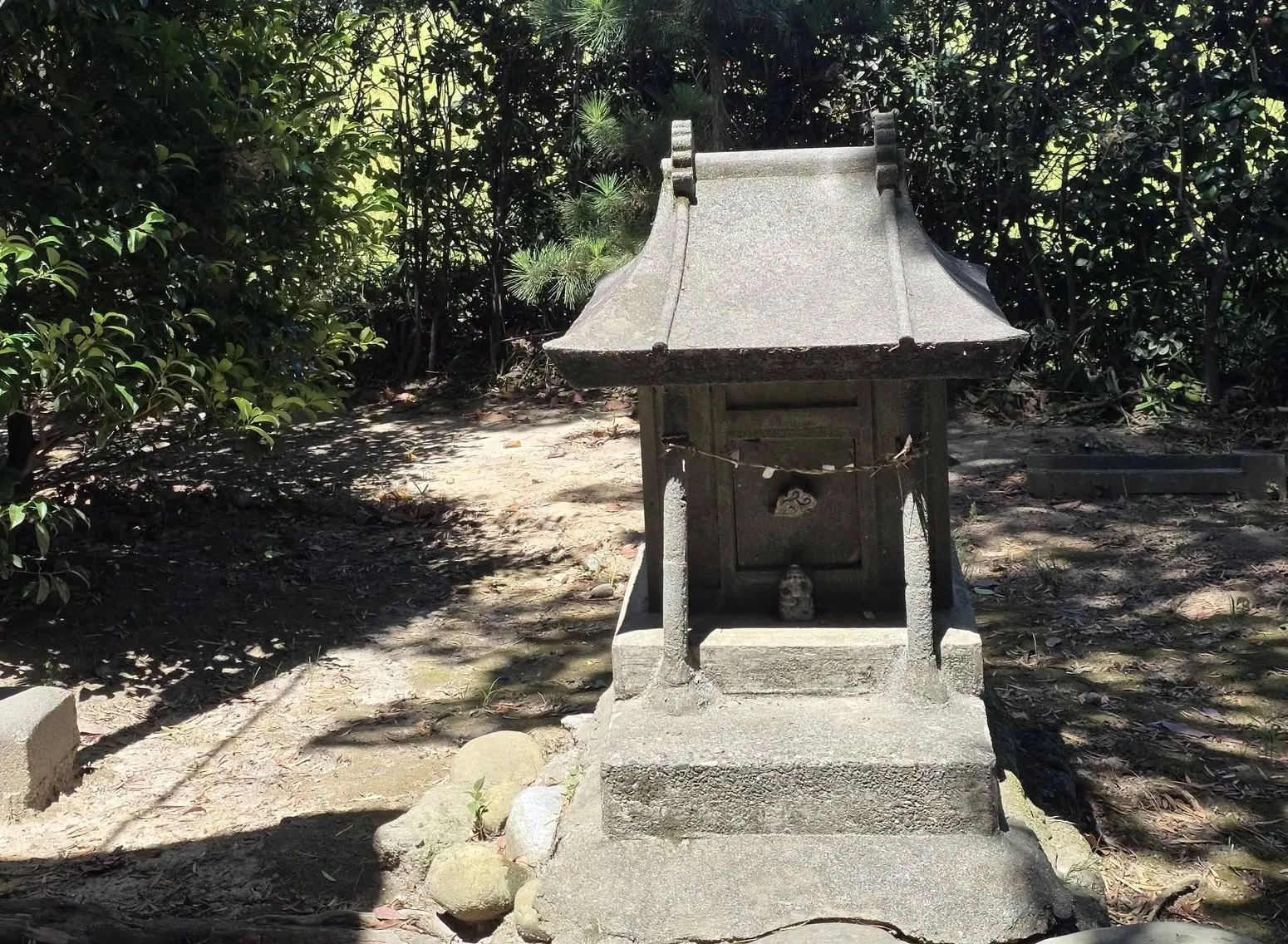 境内に祀られた石祠。