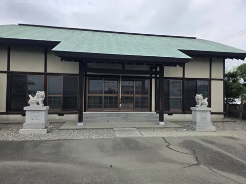 十九社神社：十九社神社の社殿正面。左右に狛犬を配する。