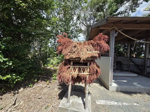 社殿脇に置かれた杉の葉で作られた飾り物を間近から見る。獅子頭のような形に結われている。