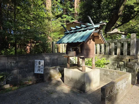 参道脇の石祠と玉垣。