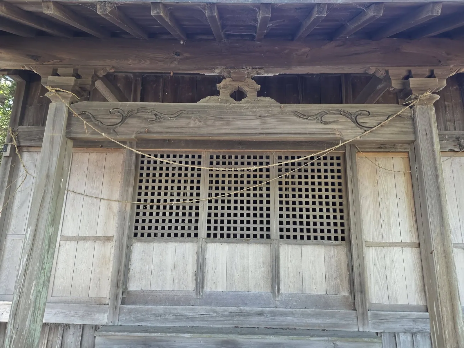社殿正面の木組み。