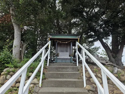 石段の上に鎮座する社殿正面。向拝に注連縄を張る。