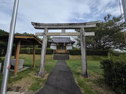 鹿島神社：石造鳥居の正面。鳥居から社殿まで一直線に参道が延びる。