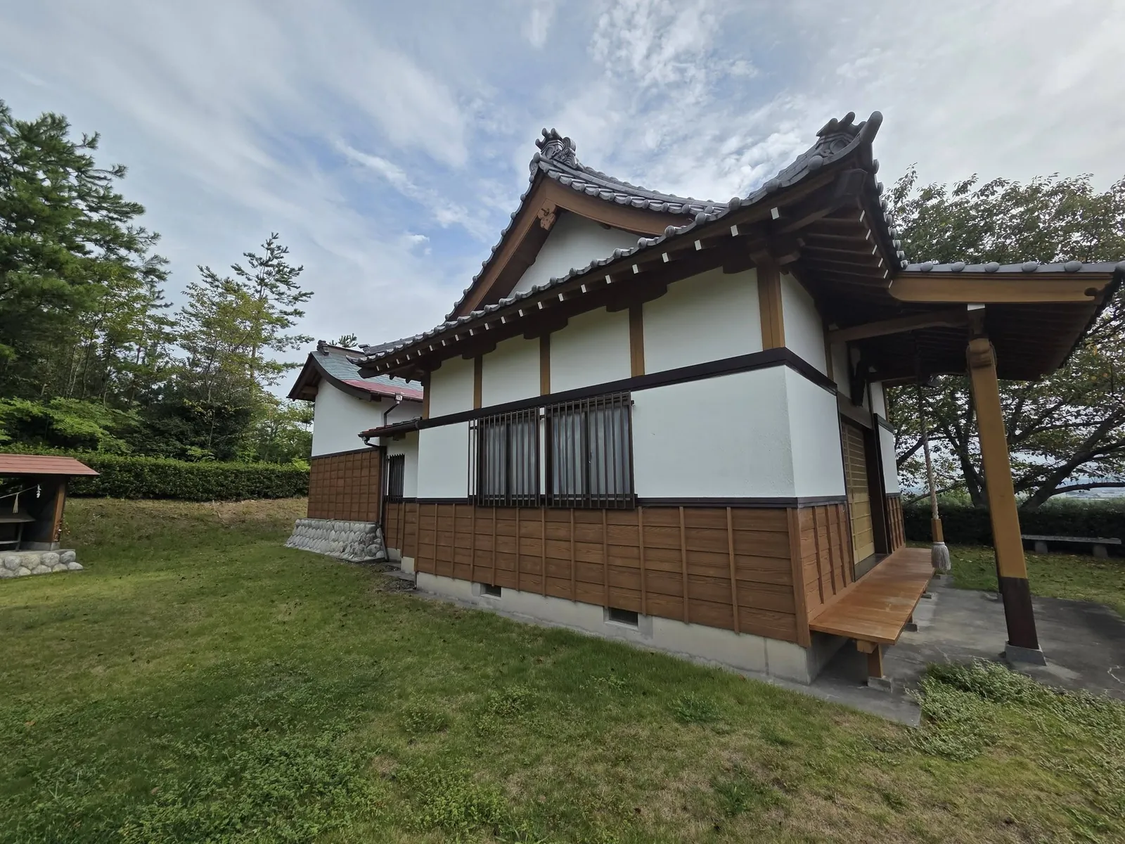 社殿を側面から見る。拝所と本体の屋根構成が分かる。