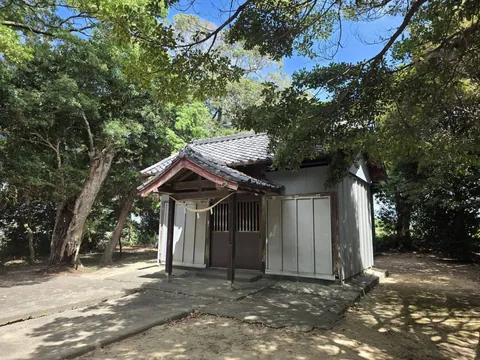 境内から斜め前方に見る貴布禰神社の社殿。