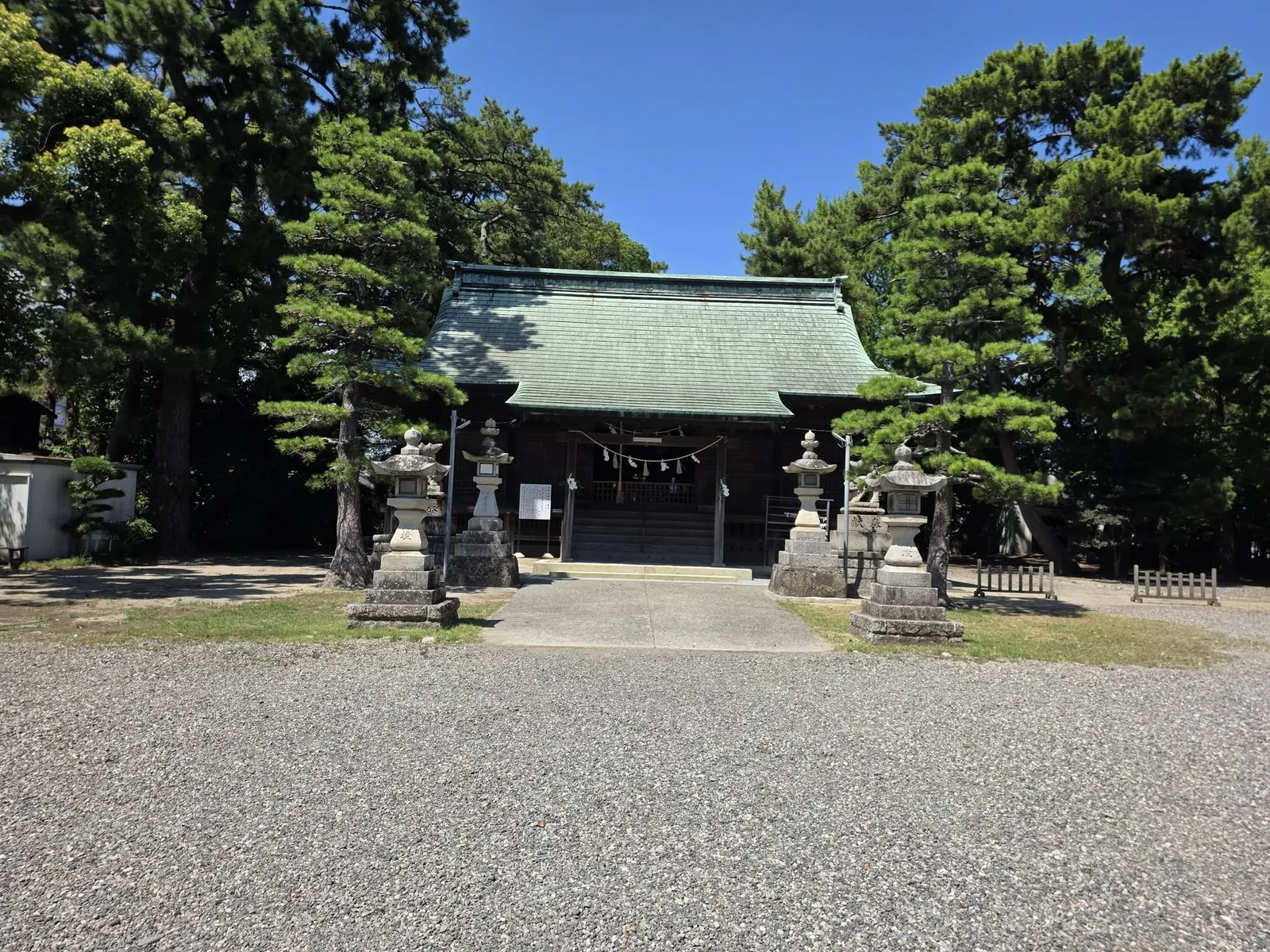 境内正面から見た貴船神社の社殿。