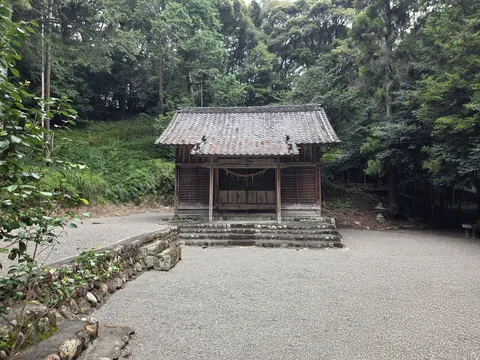 子倉神社：境内正面から見る社殿。石積みの基壇上に木造社殿が立つ。