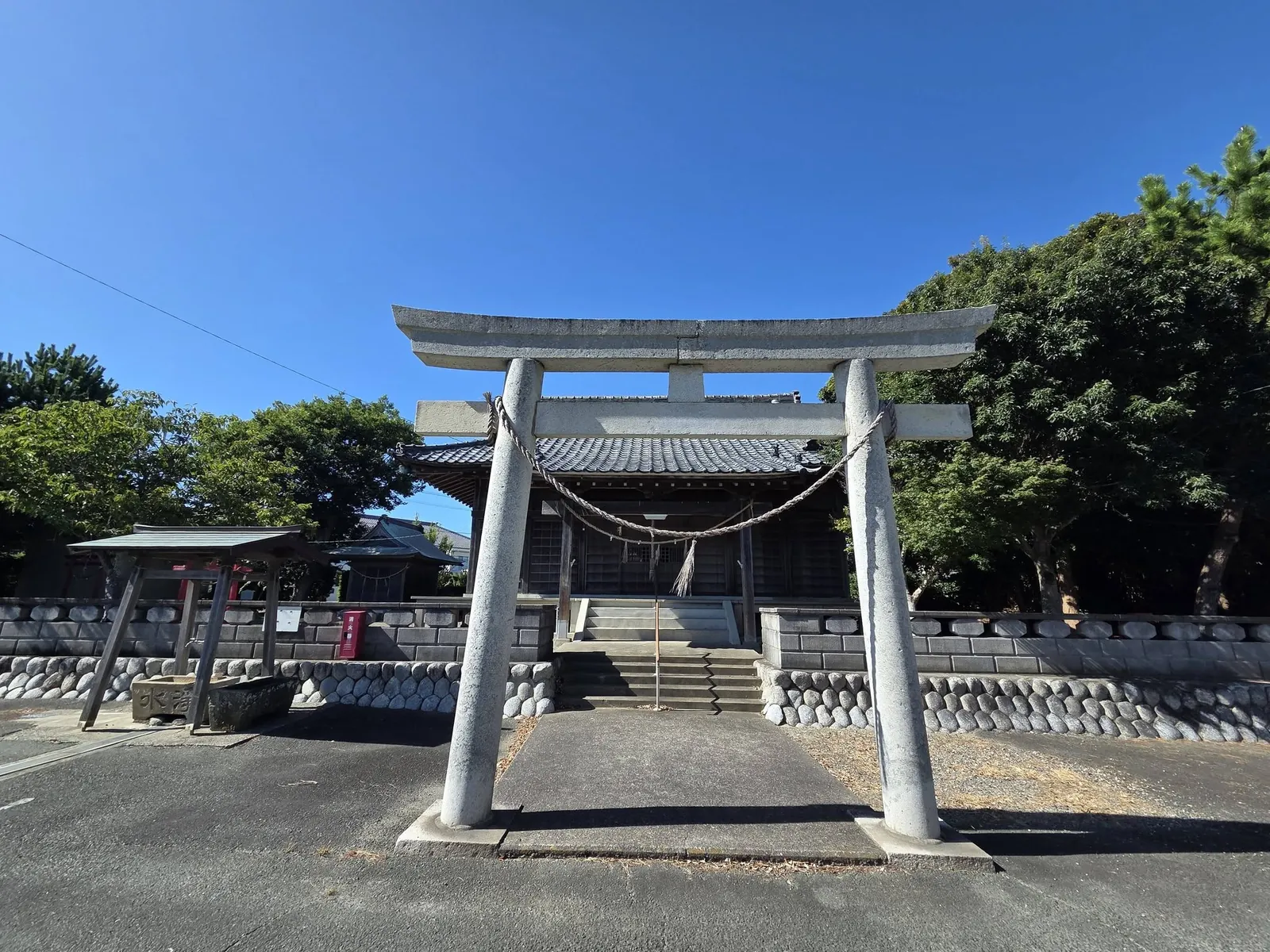 石造鳥居の正面から見た駒場神社の社殿。