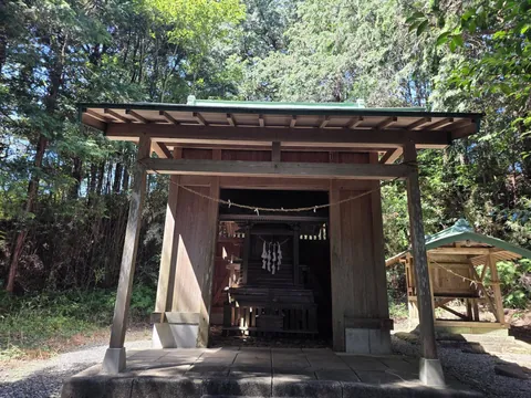 熊野神社：熊野神社の社殿正面。覆屋の内側に本殿を納める。
