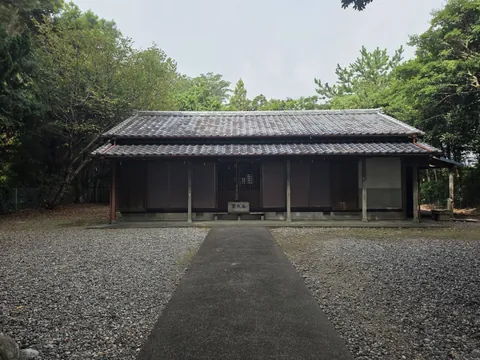 参道正面から見る社殿。広い砂利敷きの境内奥に立つ。