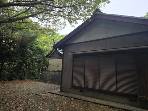 境内に立つ別棟の建物。社殿と向かい合う位置にある。
