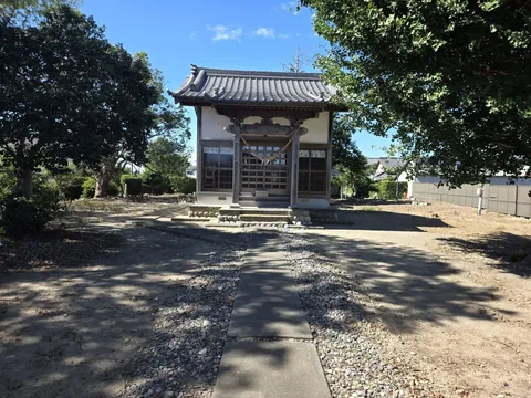 松尾神社：境内の木々に囲まれて建つ松尾神社の社殿。