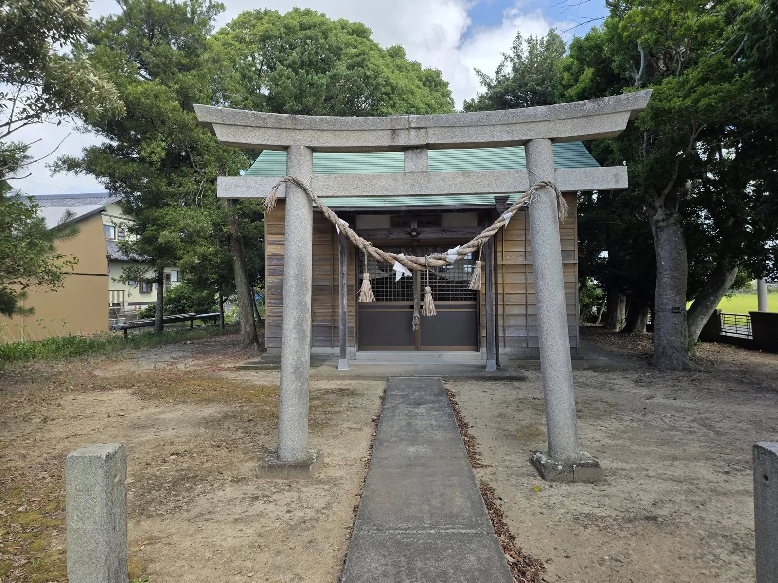 石造鳥居の正面から三嶋神社の社殿を望む。